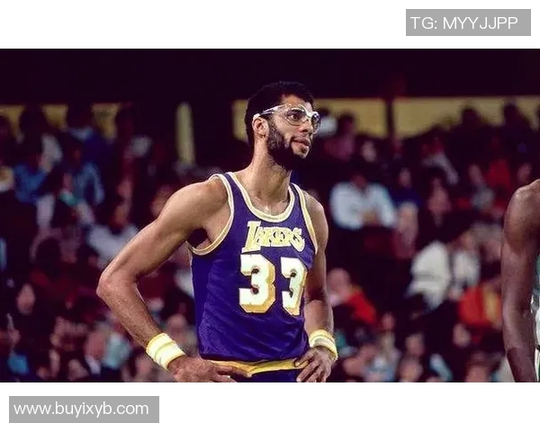 四号篮球明星球服的背后故事与传奇球员的辉煌历程揭秘